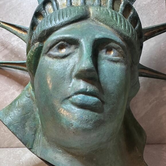 Red Robin Statue‎ of Liberty Head - Kitschy, Retro Americana - Large sized - Picture 2 of 13